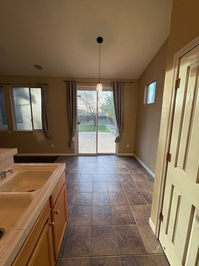 Building Photo - Lovely 4bed/2bath Home in West Sacramento