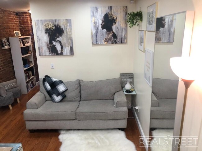 Building Photo - 1 Bed With OD Sapce in Crown Heights!
