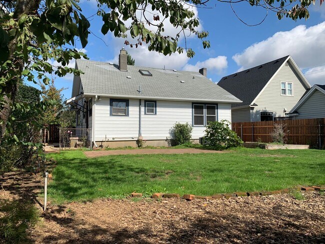 Building Photo - Hollywood District Home - 3 Bdrm 2 bths, 2290 sq. ft.