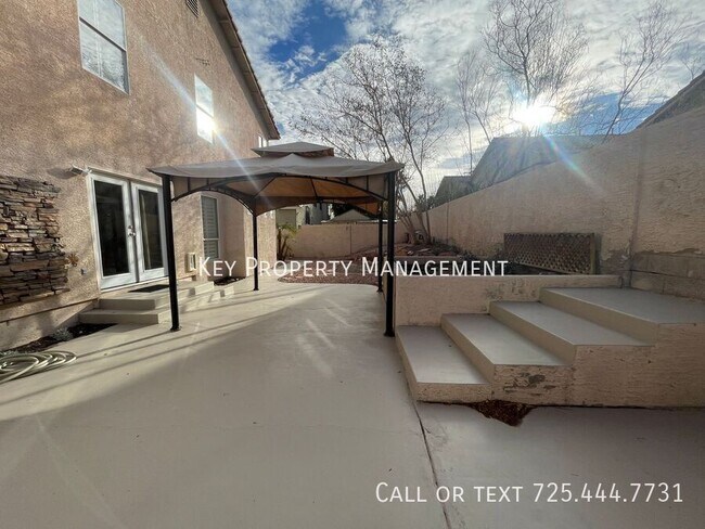 Building Photo - Beautiful 4 bedroom, 2.5 bathroom two-stor...