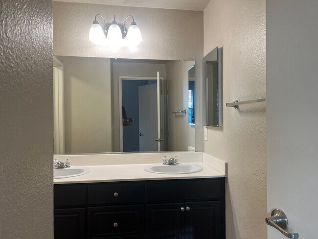 Building Photo - Great 2-bedroom 2 bath condo with A/C, 1 car garage and additional