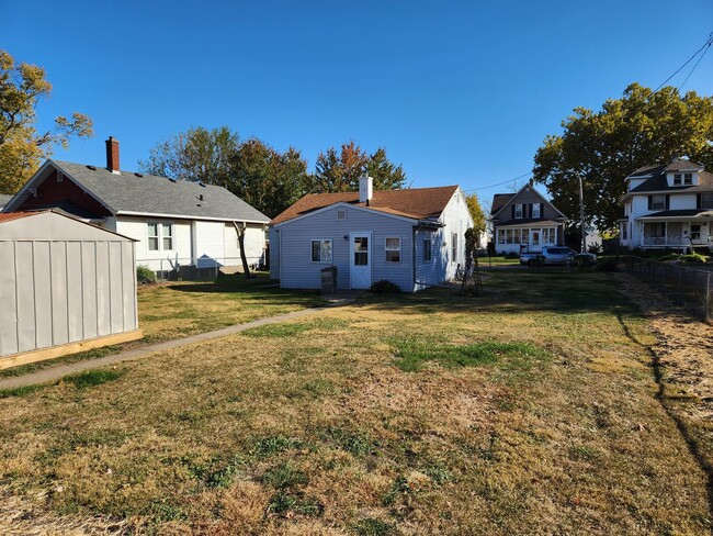 Building Photo - 2 bedroom house