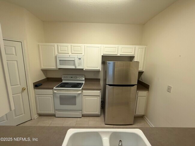 Building Photo - 10550 Baymeadows Rd