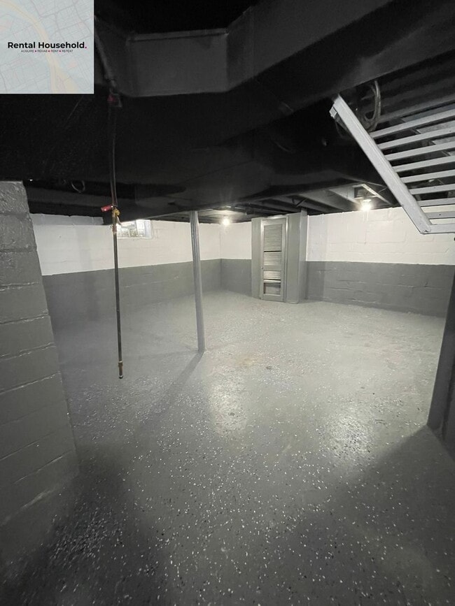 Building Photo - Spacious 3 Bedroom Home with Fenced Yard-Only $1200 a month