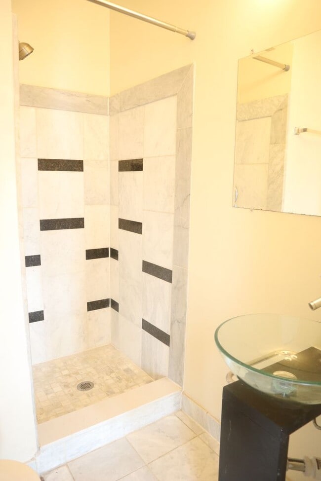 Building Photo - (Townhouse for Rent ) Simply Beautiful