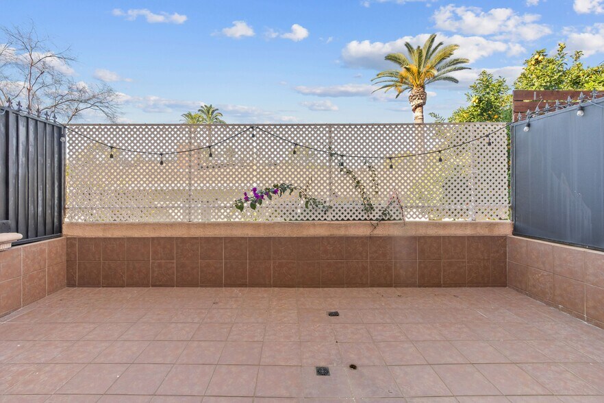 Building Photo - 321 W Dryden St