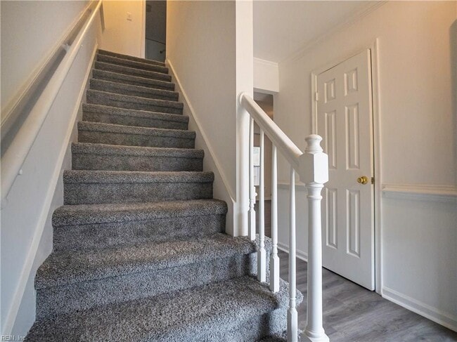 Building Photo - 2407 Rennie Dr
