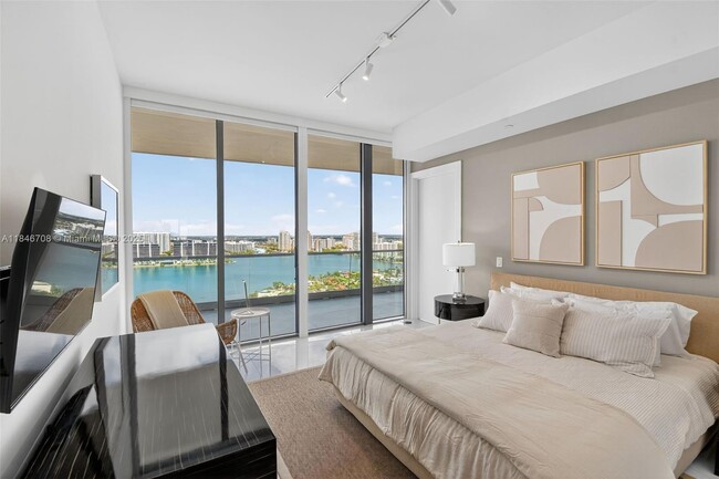 Building Photo - 18501 Collins Ave