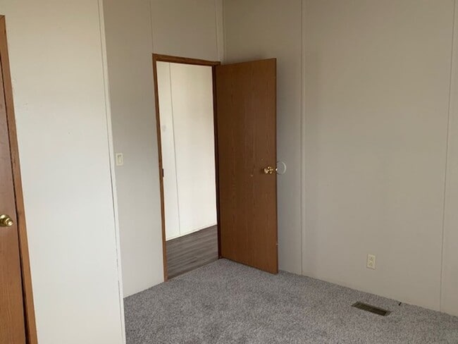 Building Photo - Available Now! 3 bed 2 bathroom
