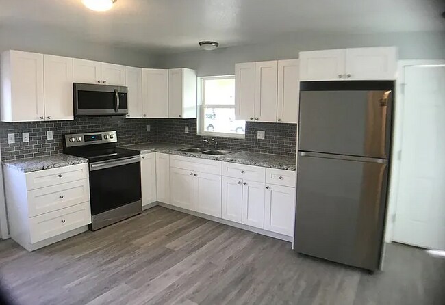 Building Photo - Free 50 inch flat screen TV with every sig...