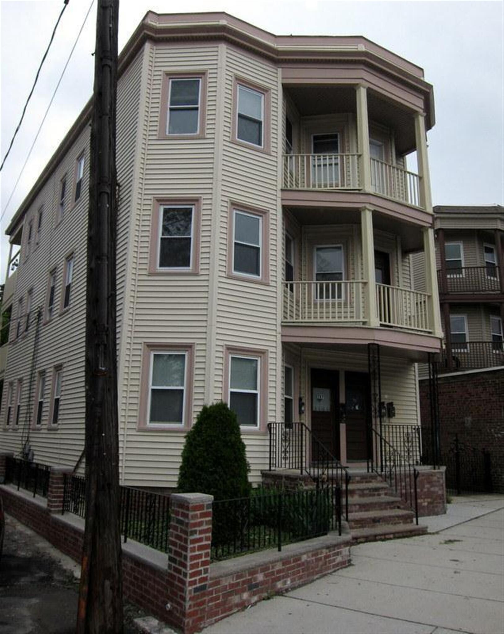 Building Photo - 785 Somerville Ave
