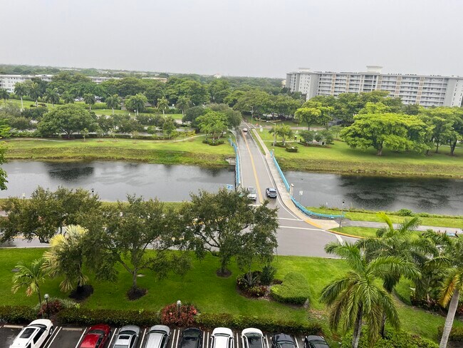 Building Photo - 3300 N Palm Aire Dr