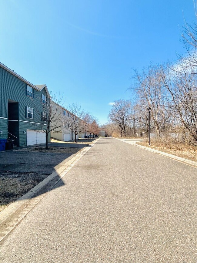 Building Photo - Updated 3bed 3bath End Unit Townhome w’Great Views