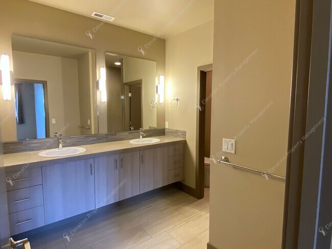 Building Photo - Designer-Finished Townhome Near COCC & NWX