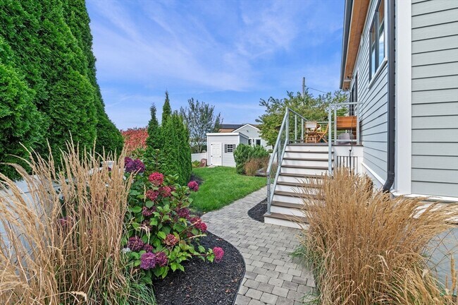 Building Photo - 99 Naugus Ave