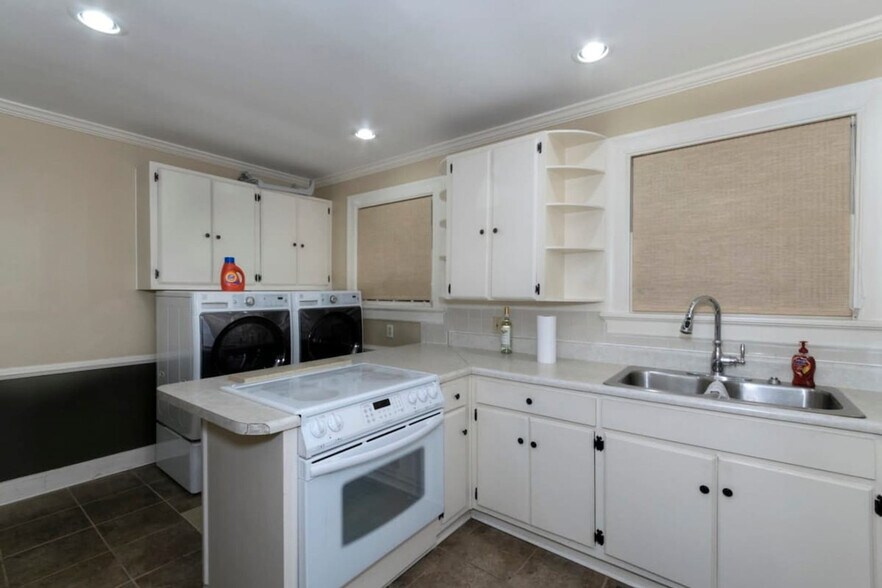 Building Photo - 1416 S Dixon Dr