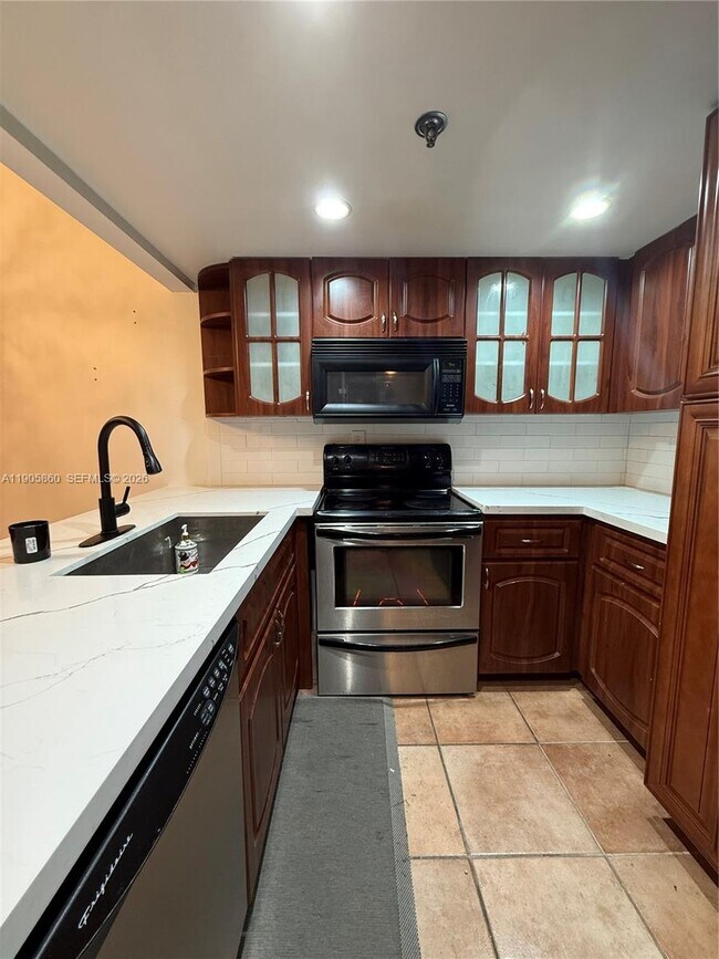 Building Photo - 540 Brickell Key Dr