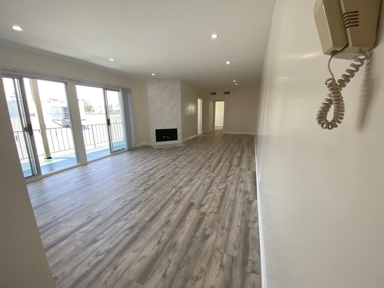TOP FLOOR BRIGHT LARGE APT & BALCONIES - Bright Large Units With Extended Balconies
