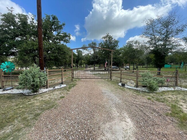 Building Photo - Gorgeous 3 BD/2 BA Home on 2 ACRES in La V...