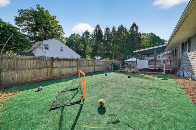 Building Photo - Spacious 4 BR/2BA home corner-lot in Warwi...