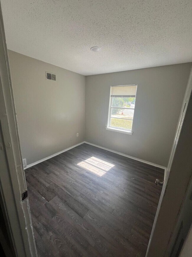 Building Photo - Nice quite neighborhood