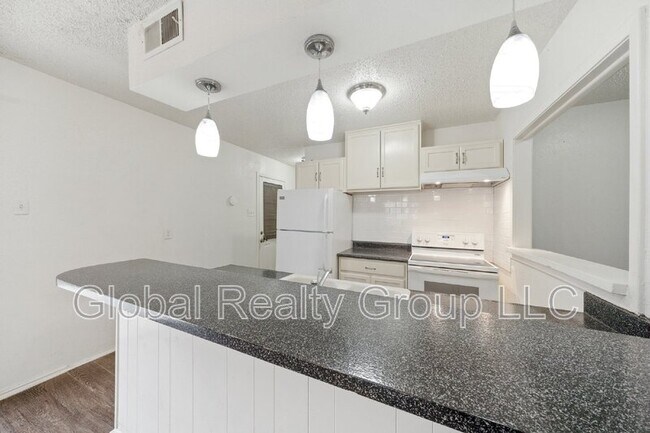 Building Photo - 505 Oasis St