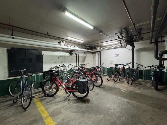 Building Photo - 6118 N Sheridan Rd