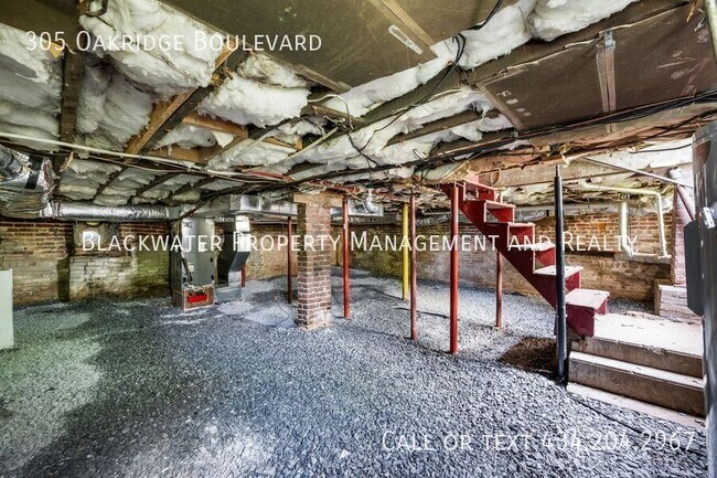 Building Photo - 305 Oakridge Blvd