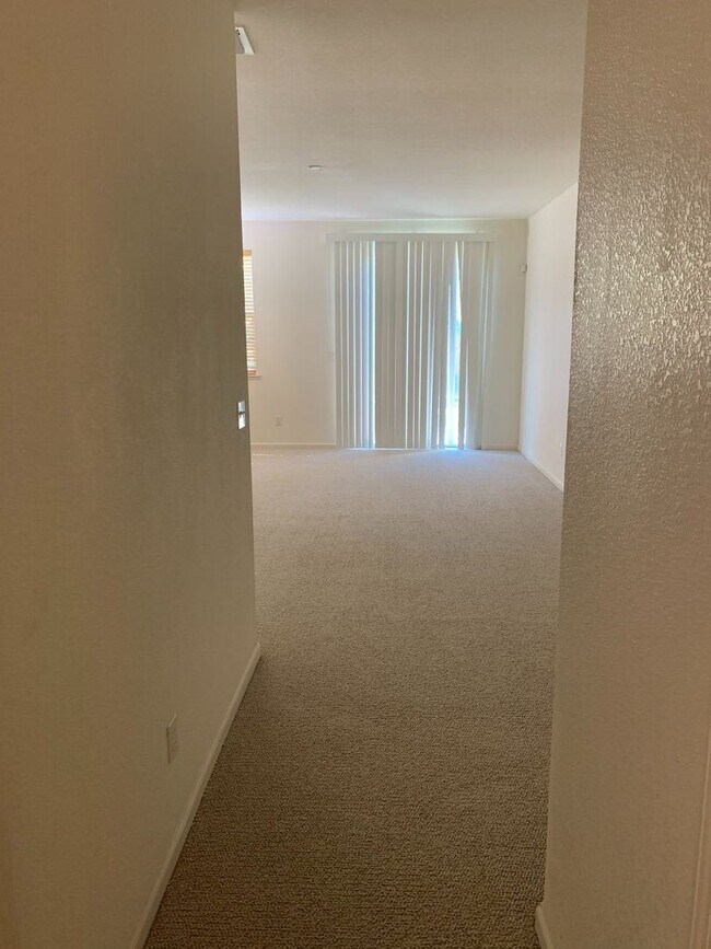 Building Photo - 3 br, 2.5 bath House - 560 Woodlake Drive