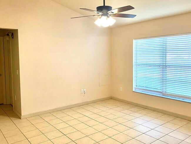 Building Photo - 3/2 Rental With Large Fenced Backyard