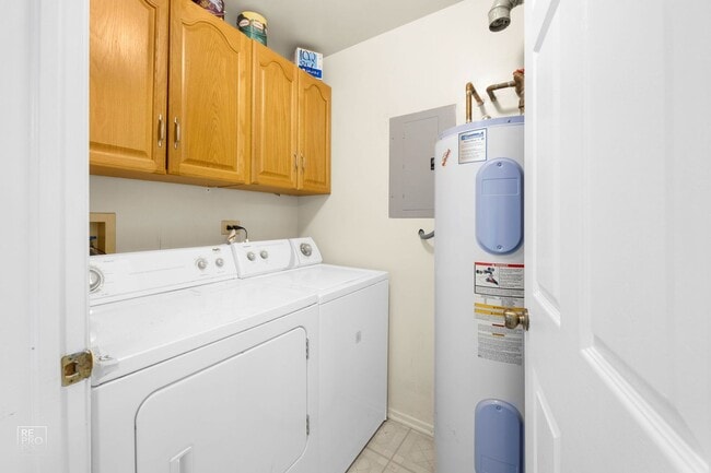 Building Photo - Schaumburg Two Bedroom  First Floor Condo ...