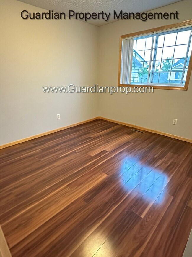 Building Photo - Maple Grove Town Home, 2 Car Garage, W/D, Balcony, Dishwasher, Avail June/July
