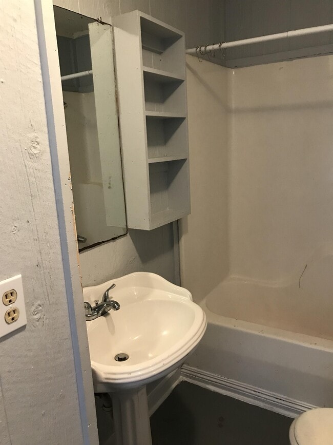 Building Photo - 822 Edwards St