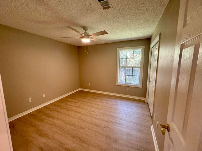 Building Photo - 529 Long Lake Dr