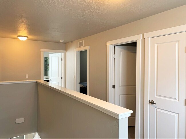 Building Photo - Newer 4 bed 2.5 bath home off Overland and...