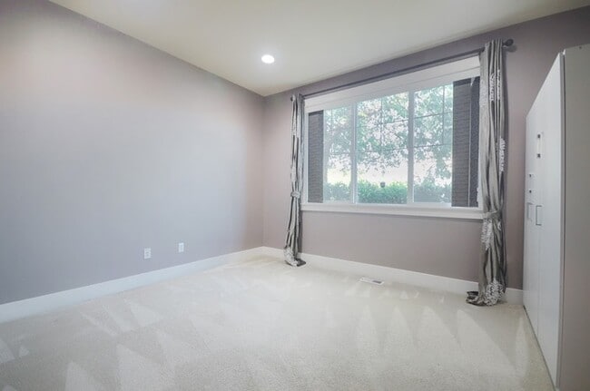 Building Photo - Elegant 4BR Murray Franklin Home in Fernwood Hills | EV Charger | Northshore Schools