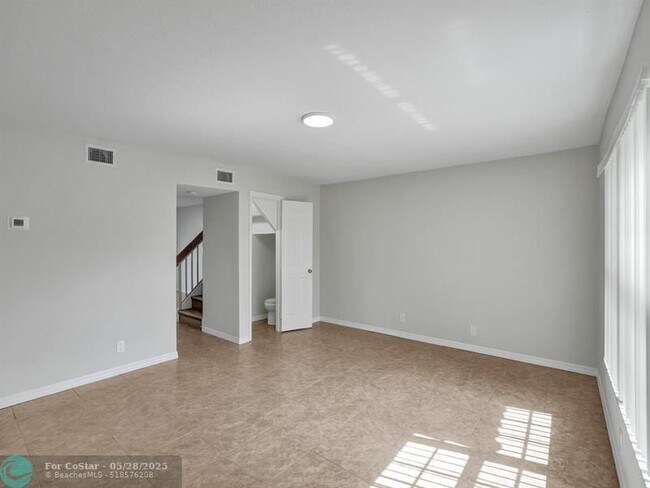 Building Photo - 8503 NW 35th Ct