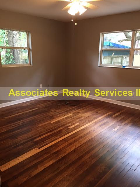 Building Photo - 3 Bedroom, 2 Bath Home in NW Gainesville. FULLY FENCED BACKYARD!!!