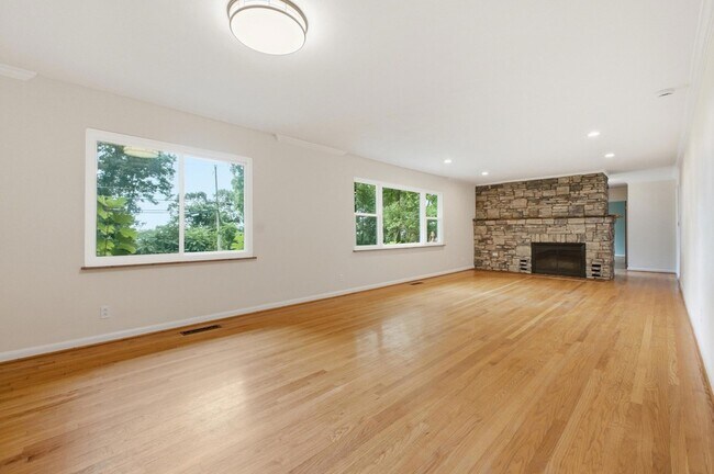 Building Photo - 205 S Palisades Dr