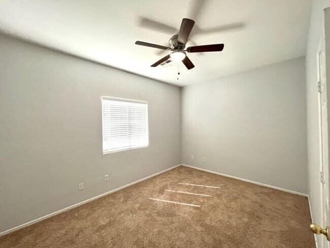 Building Photo - Charming Single Story 3 Bedroom Home