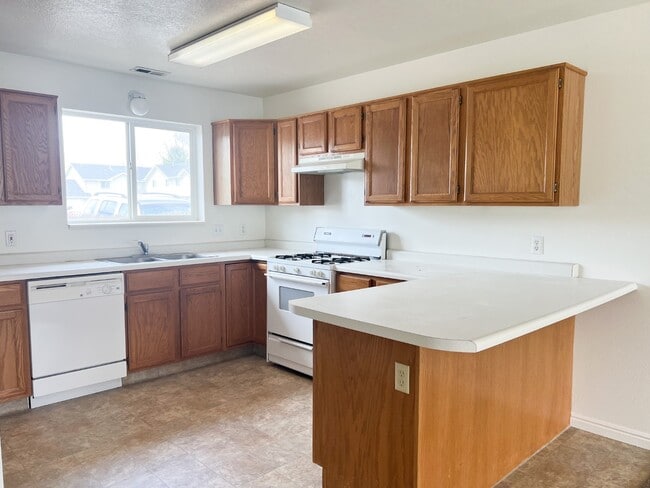 Building Photo - 12 Fairway Ln