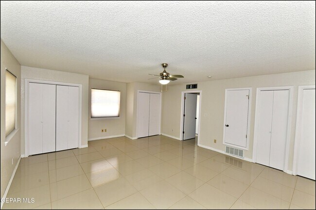Building Photo - 529 Castlerock Ln