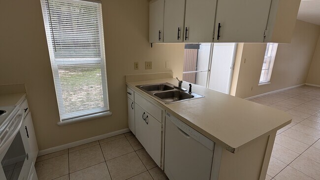 Building Photo - 2601 NE 23rd Ave