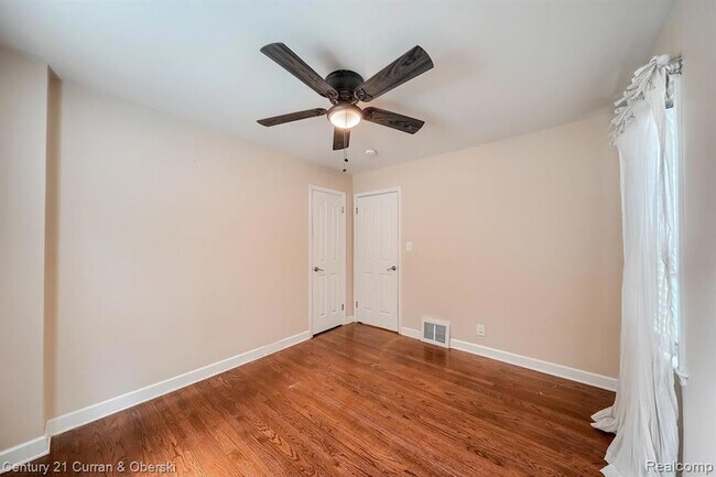Building Photo - 3015 N Wilson Ave