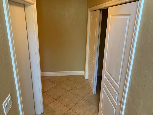 Building Photo - 5 bedroom 3 bathroom gorgeous house with v...