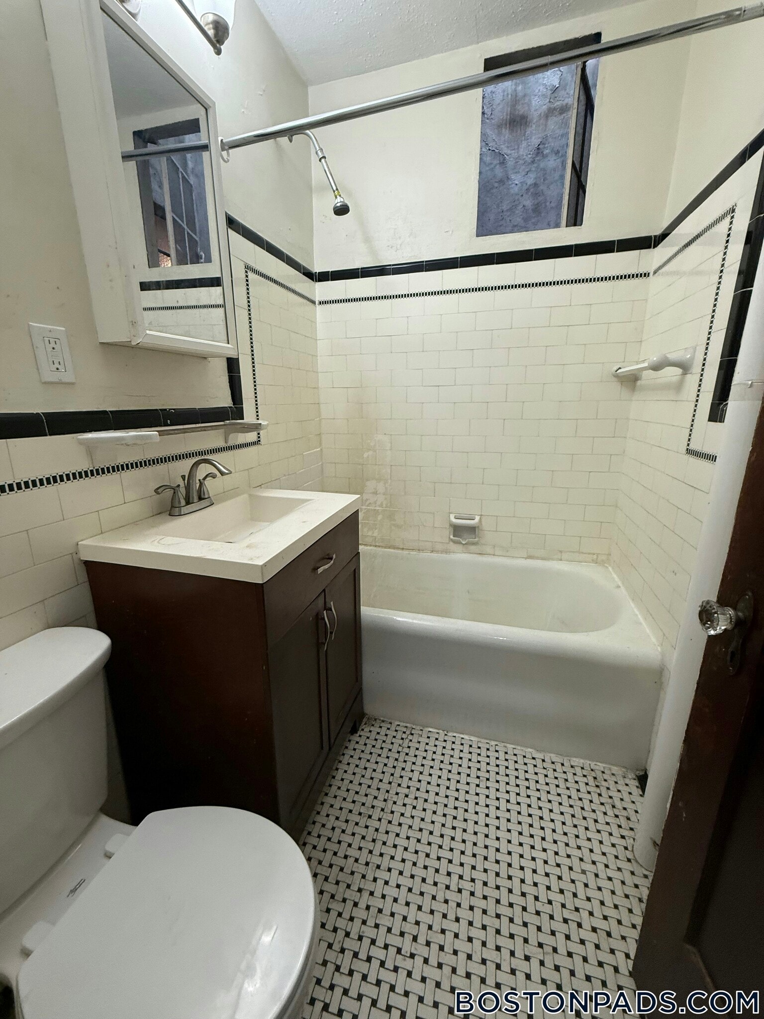 Building Photo - 349 Pleasant St