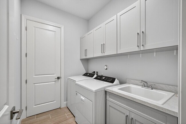 Building Photo - 9901 Regency Wy