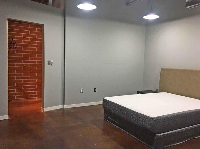 Building Photo - 322 E Liberty St