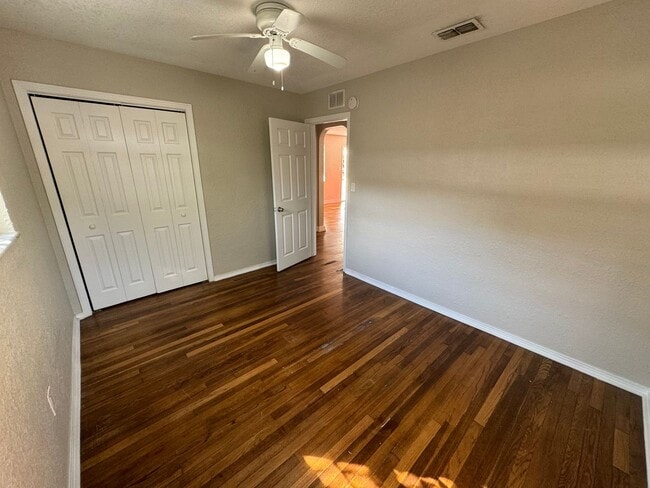 Building Photo - Fenced in four bedroom house near beautiful Gulfport