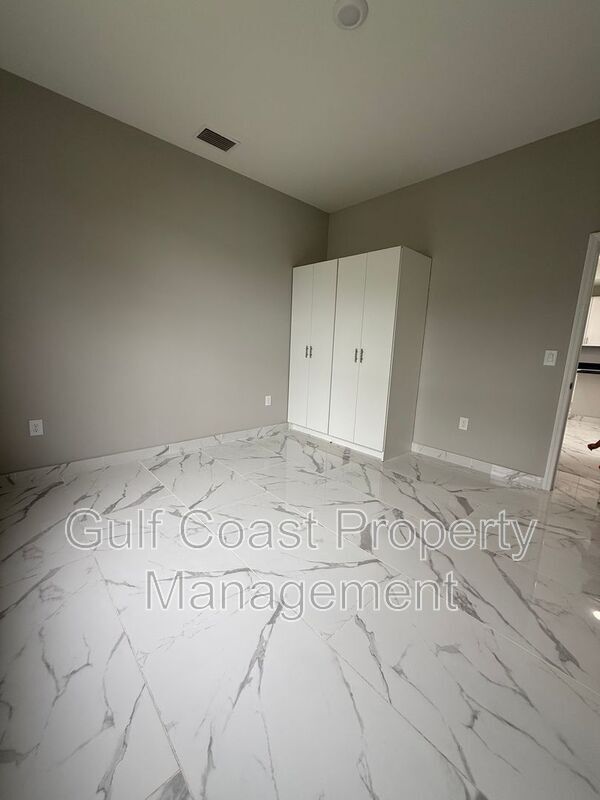 Building Photo - 1726 NE 13th St